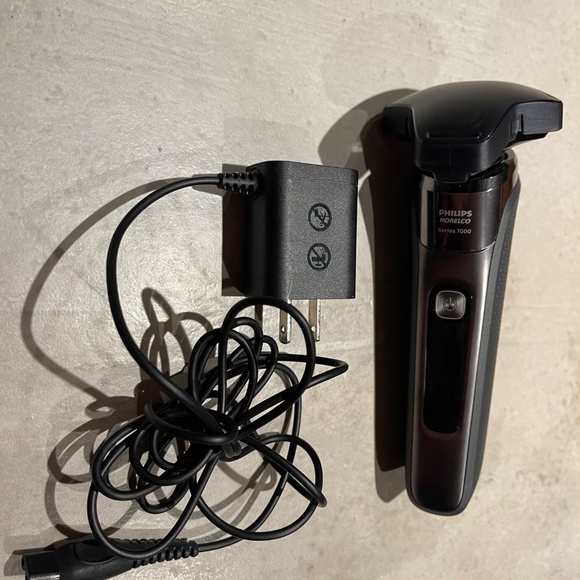 Philips Norelco Series 7000 Shaver - Picture 7 of 9